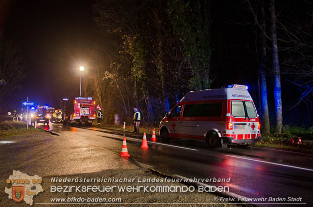 Verkehrsunfall in den Abendstunden auf der LB210 im Helenental  Foto:  Stefan Schneider FF Baden-Stadt