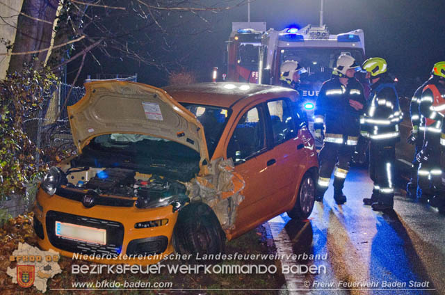 Verkehrsunfall in den Abendstunden auf der LB210 im Helenental  Foto:  Stefan Schneider FF Baden-Stadt