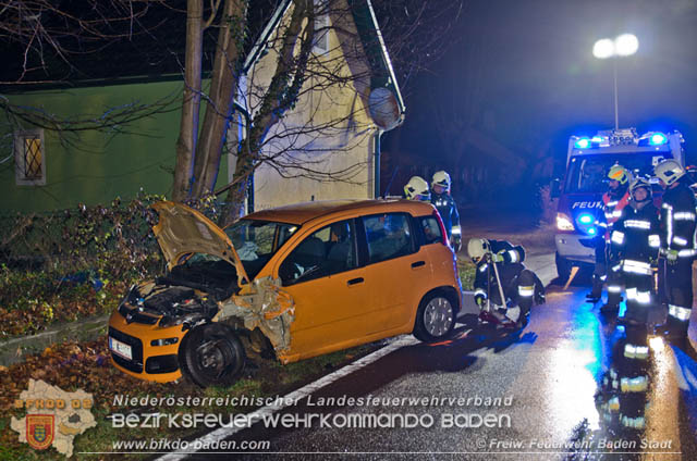 Verkehrsunfall in den Abendstunden auf der LB210 im Helenental Foto: © Stefan Schneider FF Baden-Stadt Verkehrsunfall in den Abendstunden auf der LB210 im Helenental Foto: © Stefan Schneider FF Baden-Stadt