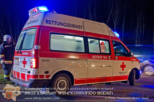 Verkehrsunfall in den Abendstunden auf der LB210 im Helenental  Foto:  Stefan Schneider FF Baden-Stadt