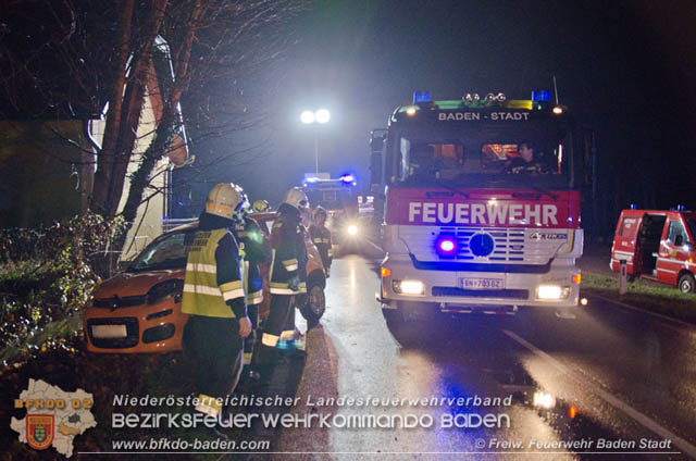 Verkehrsunfall in den Abendstunden auf der LB210 im Helenental  Foto:  Stefan Schneider FF Baden-Stadt