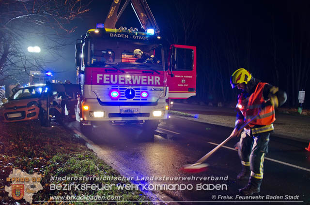 Verkehrsunfall in den Abendstunden auf der LB210 im Helenental  Foto:  Stefan Schneider FF Baden-Stadt