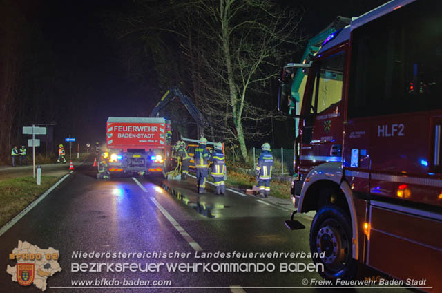 Verkehrsunfall in den Abendstunden auf der LB210 im Helenental  Foto:  Stefan Schneider FF Baden-Stadt