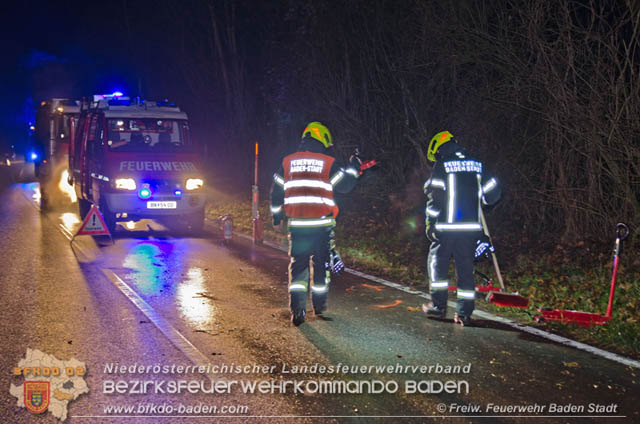 Verkehrsunfall in den Abendstunden auf der LB210 im Helenental  Foto:  Stefan Schneider FF Baden-Stadt