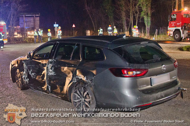 Verkehrsunfall in den Abendstunden auf der LB210 im Helenental  Foto:  Stefan Schneider FF Baden-Stadt