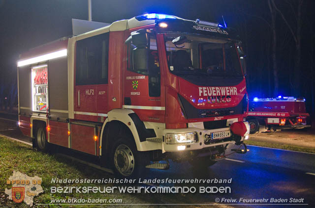 Verkehrsunfall in den Abendstunden auf der LB210 im Helenental  Foto:  Stefan Schneider FF Baden-Stadt