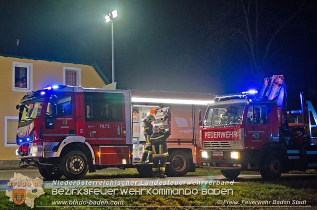 Verkehrsunfall in den Abendstunden auf der LB210 im Helenental  Foto:  Stefan Schneider FF Baden-Stadt