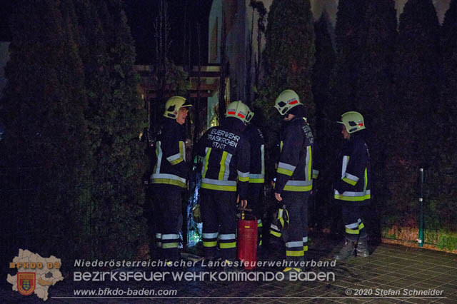 20200101 Brand einer Hecke in Traiskirchen 20200101 Brand einer Hecke in Traiskirchen