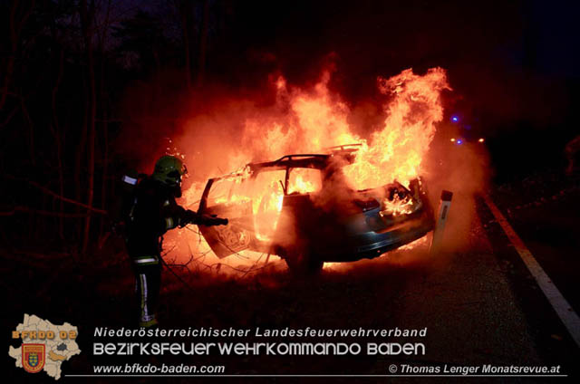 20200101 Fahrzeugbrand nach Verkehrsunfall auf der LB210 bei Ebreichsdorf  Foto:  Thomas Lenger Monatsrevue.at