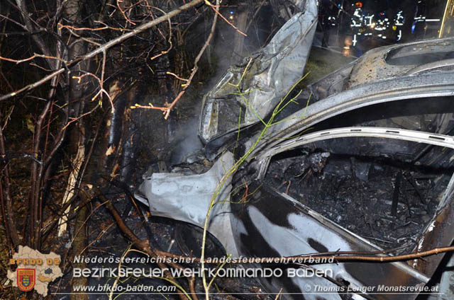 20200101 Fahrzeugbrand nach Verkehrsunfall auf der LB210 bei Ebreichsdorf  Foto: © Thomas Lenger Monatsrevue.at