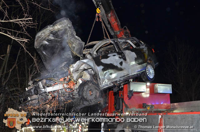 20200101 Fahrzeugbrand nach Verkehrsunfall auf der LB210 bei Ebreichsdorf  Foto: © Thomas Lenger Monatsrevue.at