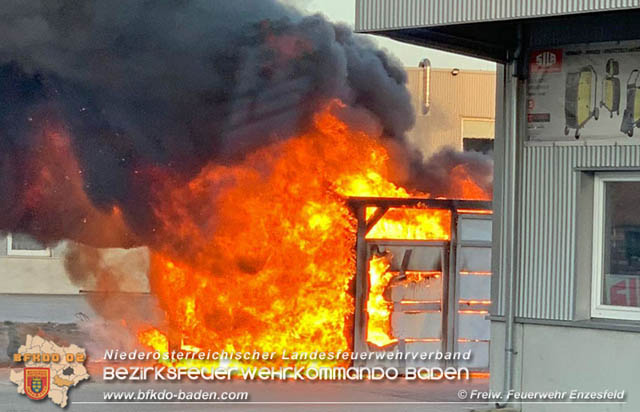 20200208 Brand einer Wertstoffsammelstelle im Gewerbepark Enzesfeld  Foto:  Freiwillige Feuerwehr Enzesfeld