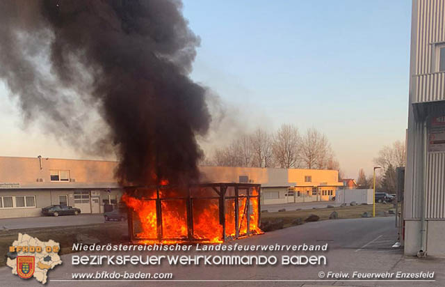 20200208 Brand einer Wertstoffsammelstelle im Gewerbepark Enzesfeld  Foto:  Freiwillige Feuerwehr Enzesfeld