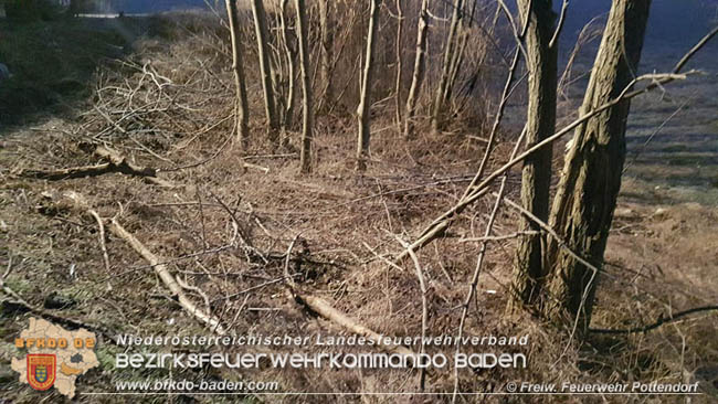 20200209 Verkehrsunfall auf der LB60 bei Pottendorf Foto: © Freiwillige Feuerwehr Pottendorf 20200209 Verkehrsunfall auf der LB60 bei Pottendorf Foto: © Freiwillige Feuerwehr Pottendorf