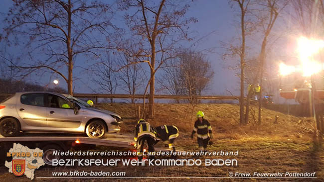 20200209 Verkehrsunfall auf der LB60 bei Pottendorf Foto: © Freiwillige Feuerwehr Pottendorf 20200209 Verkehrsunfall auf der LB60 bei Pottendorf Foto: © Freiwillige Feuerwehr Pottendorf
