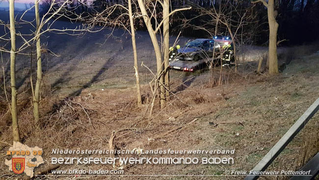 20200209 Verkehrsunfall auf der LB60 bei Pottendorf Foto: © Freiwillige Feuerwehr Pottendorf 20200209 Verkehrsunfall auf der LB60 bei Pottendorf Foto: © Freiwillige Feuerwehr Pottendorf
