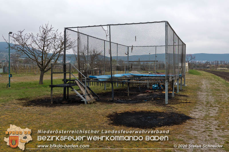 20200320 Brand einer Wiese und Trampolin in Sooß Foto: © Stefan Schneider 20200320 Brand einer Wiese und Trampolin in Sooß Foto: © Stefan Schneider