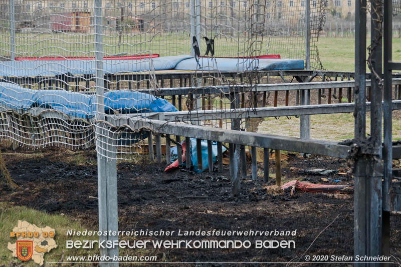 20200320 Brand einer Wiese und Trampolin in Sooß Foto: © Stefan Schneider 20200320 Brand einer Wiese und Trampolin in Sooß Foto: © Stefan Schneider