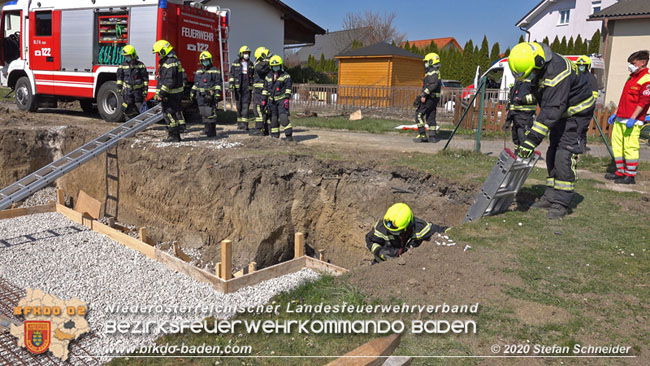 20200406 Personenrettung aus Baugrube in Traiskirchen Wienersdorf  Foto:  Stefan Schneider