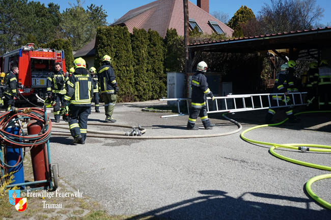 20200408 Brand einer Hecke und der angrenzenden Garage in Trumau  Foto: © Freiwillige Feuerwehr Trumau