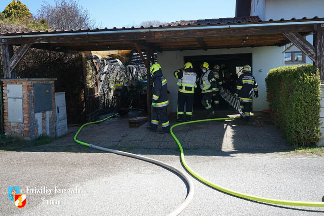 20200408 Brand einer Hecke und der angrenzenden Garage in Trumau  Foto: © Freiwillige Feuerwehr Trumau