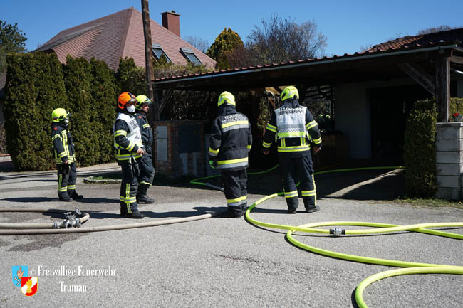 20200408 Brand einer Hecke und der angrenzenden Garage in Trumau  Foto: © Freiwillige Feuerwehr Trumau