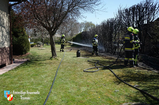 20200408 Brand einer Hecke und der angrenzenden Garage in Trumau  Foto: © Freiwillige Feuerwehr Trumau