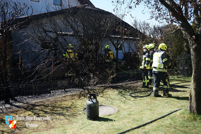 20200408 Brand einer Hecke und der angrenzenden Garage in Trumau  Foto: © Freiwillige Feuerwehr Trumau