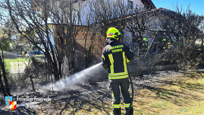 20200408 Brand einer Hecke und der angrenzenden Garage in Trumau  Foto: © Freiwillige Feuerwehr Trumau