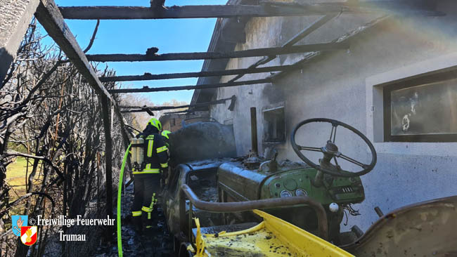 20200408 Brand einer Hecke und der angrenzenden Garage in Trumau  Foto: © Freiwillige Feuerwehr Trumau