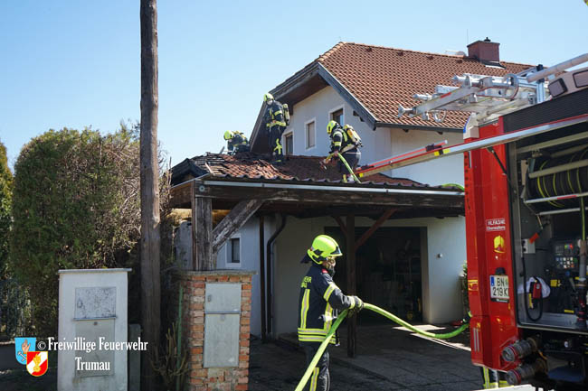 20200408 Brand einer Hecke und der angrenzenden Garage in Trumau  Foto: © Freiwillige Feuerwehr Trumau