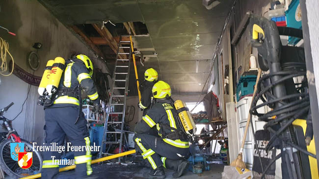 20200408 Brand einer Hecke und der angrenzenden Garage in Trumau  Foto: © Freiwillige Feuerwehr Trumau