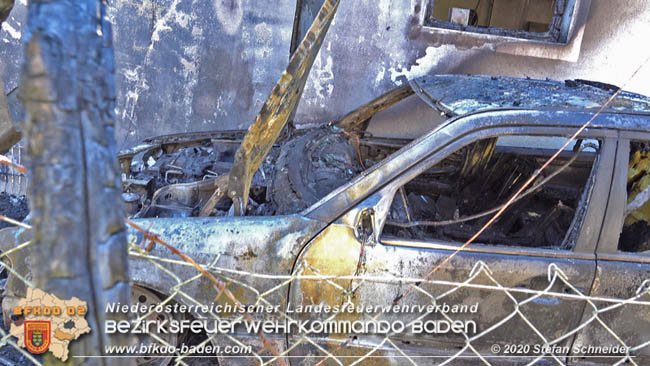 20200408 Brand einer Hecke und der angrenzenden Garage in Trumau  Foto: © Stefan Schneider