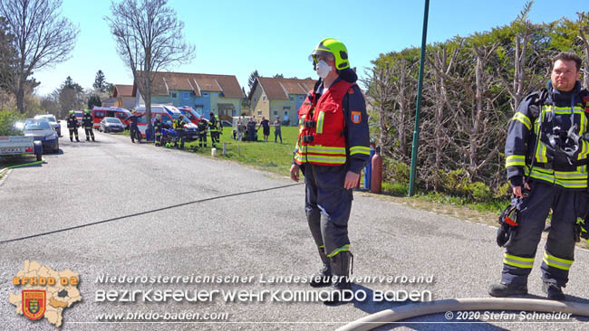 20200408 Brand einer Hecke und der angrenzenden Garage in Trumau  Foto: © Stefan Schneider