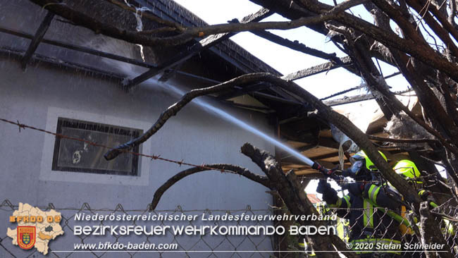 20200408 Brand einer Hecke und der angrenzenden Garage in Trumau Foto: © Stefan Schneider 20200408 Brand einer Hecke und der angrenzenden Garage in Trumau Foto: © Stefan Schneider