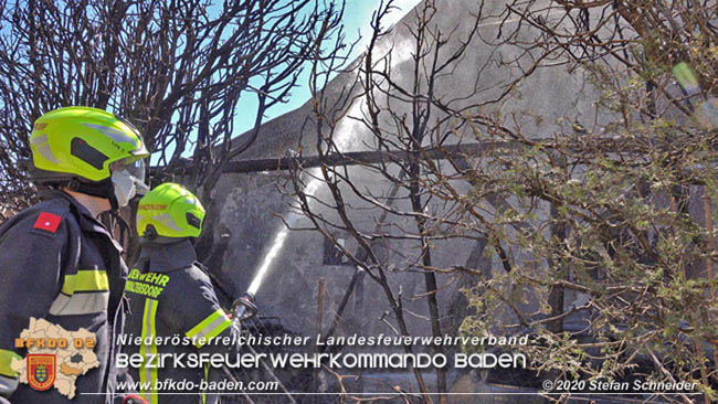 20200408 Brand einer Hecke und der angrenzenden Garage in Trumau Foto: © Stefan Schneider 20200408 Brand einer Hecke und der angrenzenden Garage in Trumau Foto: © Stefan Schneider