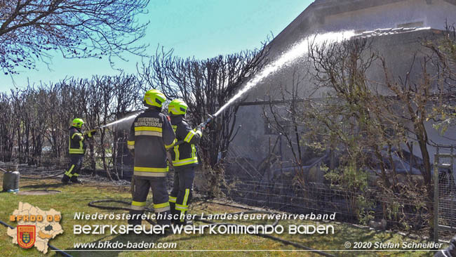 20200408 Brand einer Hecke und der angrenzenden Garage in Trumau  Foto: © Stefan Schneider