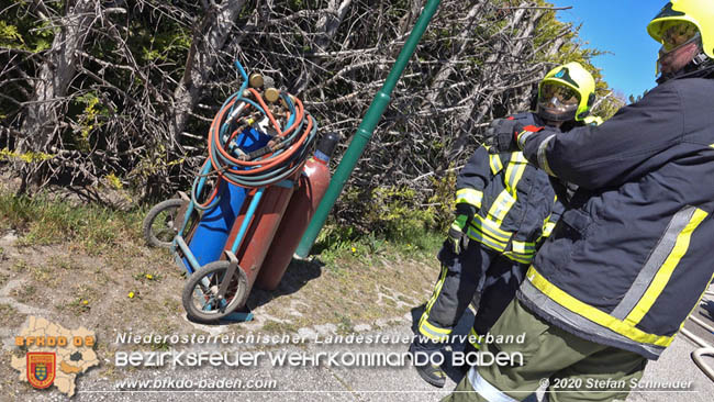 20200408 Brand einer Hecke und der angrenzenden Garage in Trumau  Foto: © Stefan Schneider