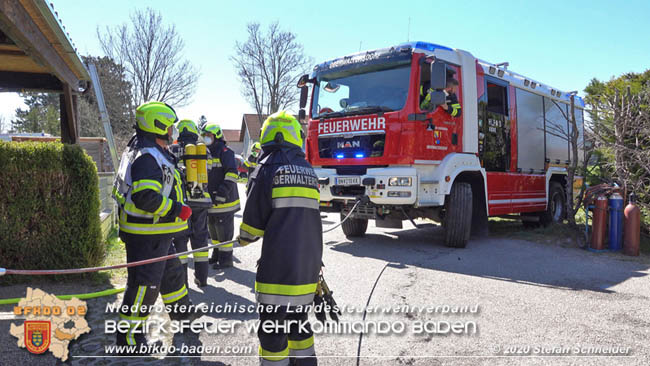 20200408 Brand einer Hecke und der angrenzenden Garage in Trumau  Foto: © Stefan Schneider