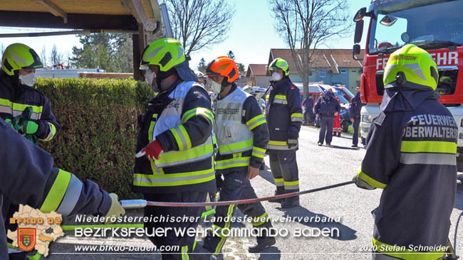 20200408 Brand einer Hecke und der angrenzenden Garage in Trumau  Foto: © Stefan Schneider