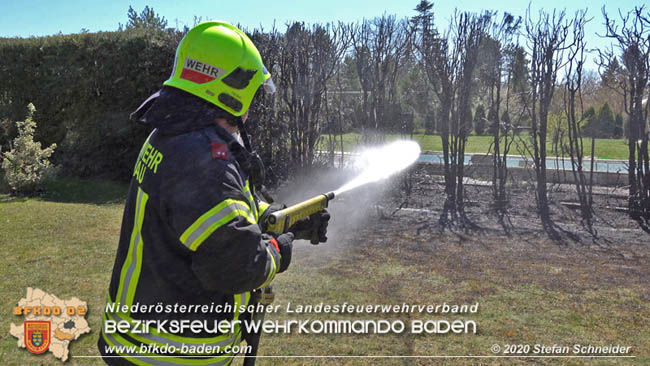 20200408 Brand einer Hecke und der angrenzenden Garage in Trumau Foto: © Stefan Schneider 20200408 Brand einer Hecke und der angrenzenden Garage in Trumau Foto: © Stefan Schneider