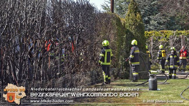 20200408 Brand einer Hecke und der angrenzenden Garage in Trumau  Foto: © Stefan Schneider