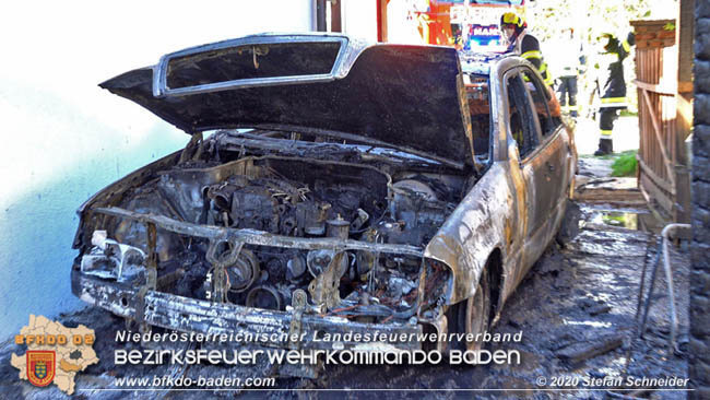 20200408 Brand einer Hecke und der angrenzenden Garage in Trumau Foto: © Stefan Schneider 20200408 Brand einer Hecke und der angrenzenden Garage in Trumau Foto: © Stefan Schneider