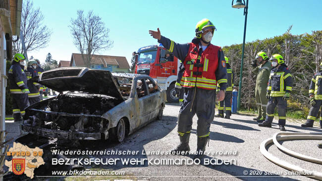 20200408 Brand einer Hecke und der angrenzenden Garage in Trumau  Foto: © Stefan Schneider