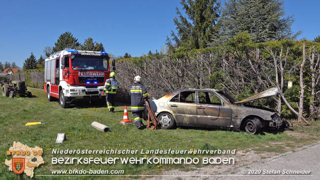 20200408 Brand einer Hecke und der angrenzenden Garage in Trumau Foto: © Stefan Schneider 20200408 Brand einer Hecke und der angrenzenden Garage in Trumau Foto: © Stefan Schneider