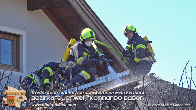 20200408 Brand einer Hecke und der angrenzenden Garage in Trumau Foto: © Stefan Schneider 20200408 Brand einer Hecke und der angrenzenden Garage in Trumau Foto: © Stefan Schneider