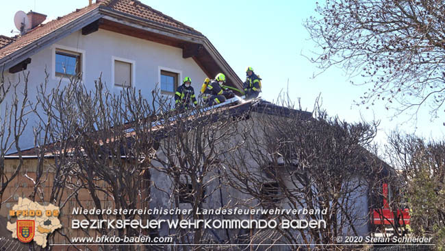 20200408 Brand einer Hecke und der angrenzenden Garage in Trumau Foto: © Stefan Schneider 20200408 Brand einer Hecke und der angrenzenden Garage in Trumau Foto: © Stefan Schneider