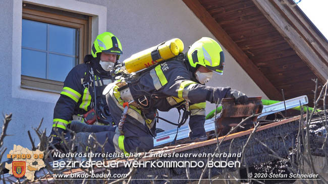 20200408 Brand einer Hecke und der angrenzenden Garage in Trumau Foto: © Stefan Schneider 20200408 Brand einer Hecke und der angrenzenden Garage in Trumau Foto: © Stefan Schneider