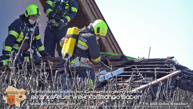 20200408 Brand einer Hecke und der angrenzenden Garage in Trumau  Foto: © Stefan Schneider