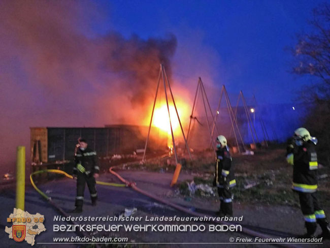 20200417 4-stndiger Lscheinsatz auf einem Wienersdorfer Firmengelnde  Foto:  Freiwillige Feuerwehr Wienersdorf